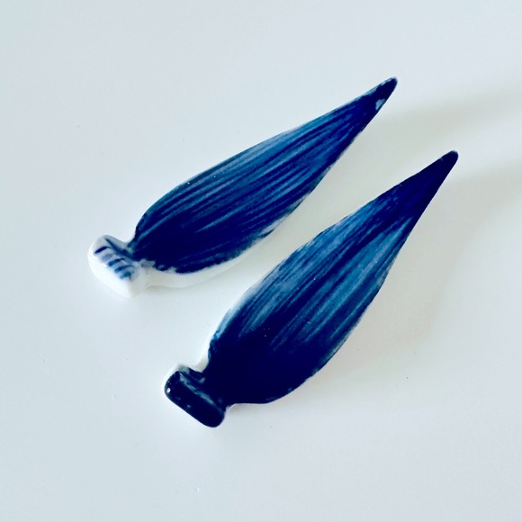 Vintage Retro - Small Ceramic Blue & White Leaf Chopstick Rest - Picture 2 of 5